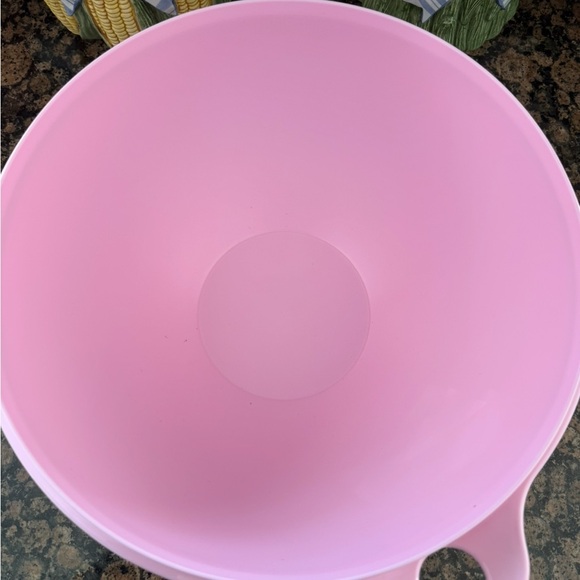 NEW 💗🤍💗 Tupperware Pink Thatsa mega 32 cup bowl with white lid - Picture 2 of 6
